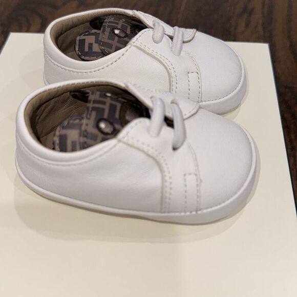 FENDI BABY LOGO LACE CRIB SHOE WITH FF DETAIL 2C - Picture 7 of 10